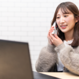 事務アルバイトスタッフ募集のアイキャッチ画像。電話対応とパソコン業務をしている様子。