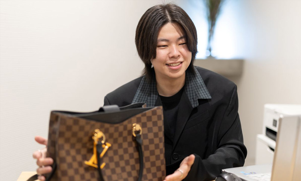 BRAD OFF ブランドオフLIFE仙台店スタッフ募集のアイキャッチ画像。個室でブランド品の買取依頼のお客様へ接客接遇をしている様子