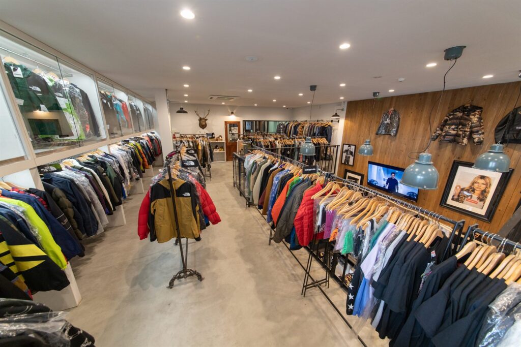 LIFE中倉店の店内とブランド古着の売場