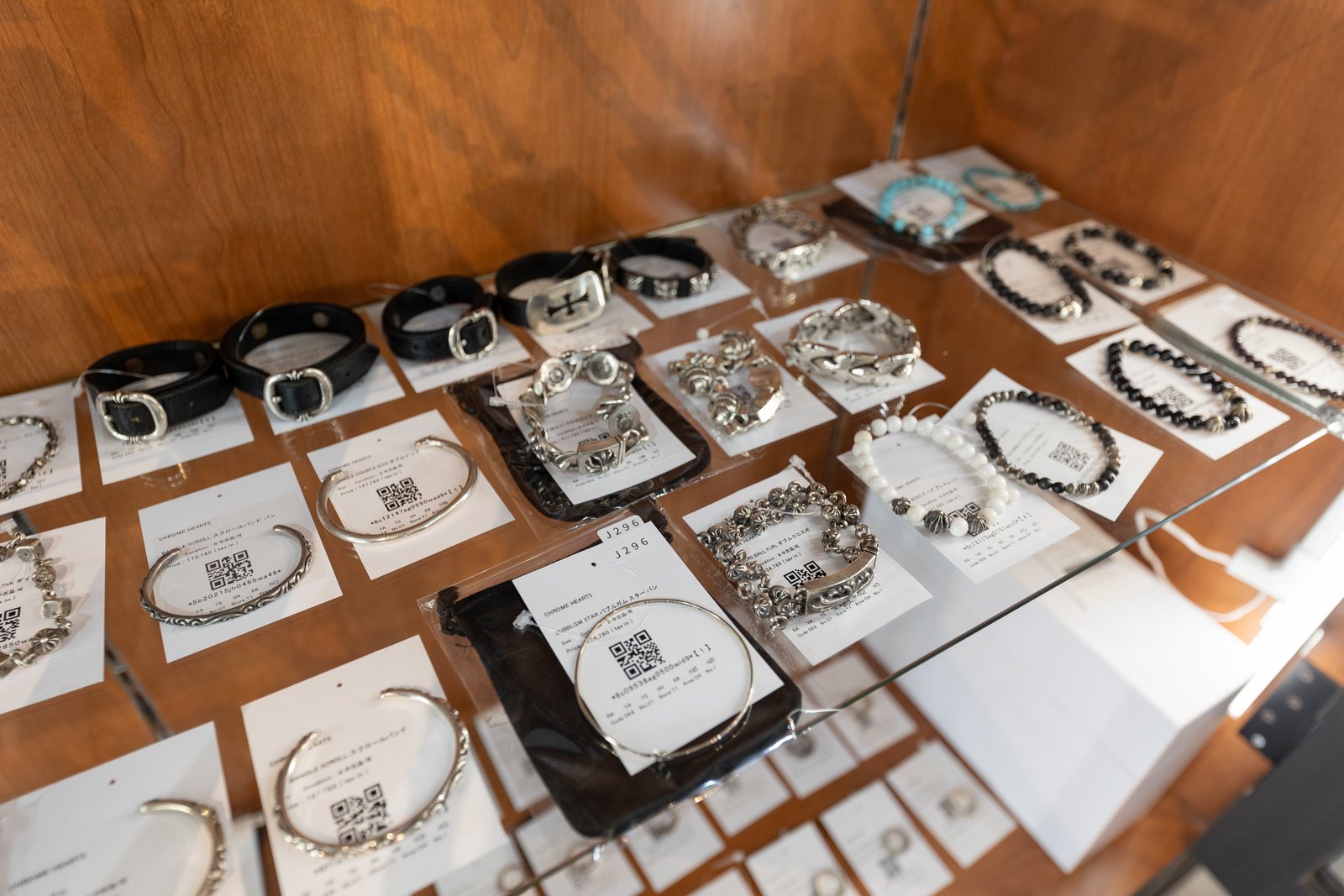 LIFE中倉店のガラスケースに並ぶシルバーアクセサリー