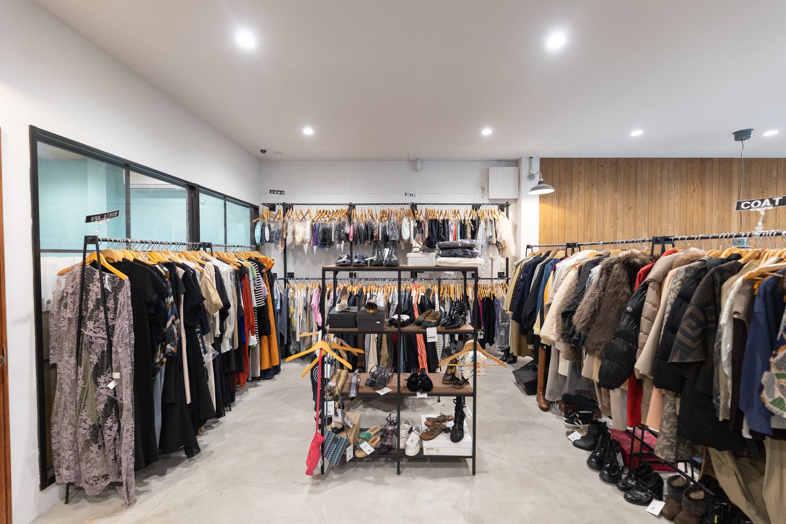 LIFE中倉店の明るく整理された衣類売場