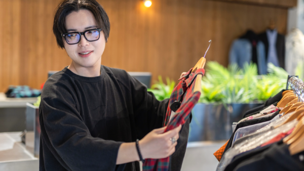 【正社員】ブランド古着・ブランド品の「価値」を見極める。査定・買取販売／経験者優遇！