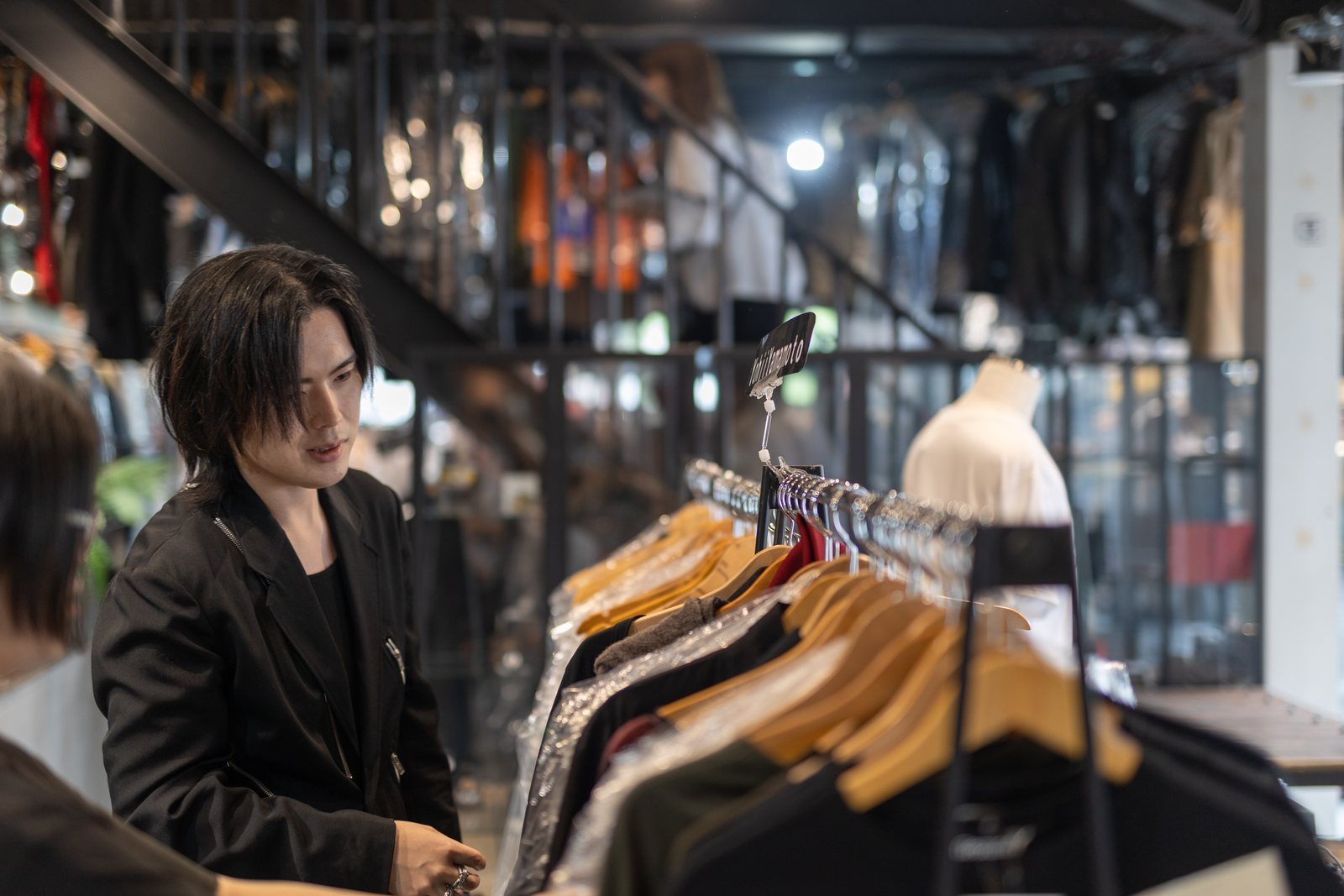 LIFE中倉店で売場を整えるスタッフ