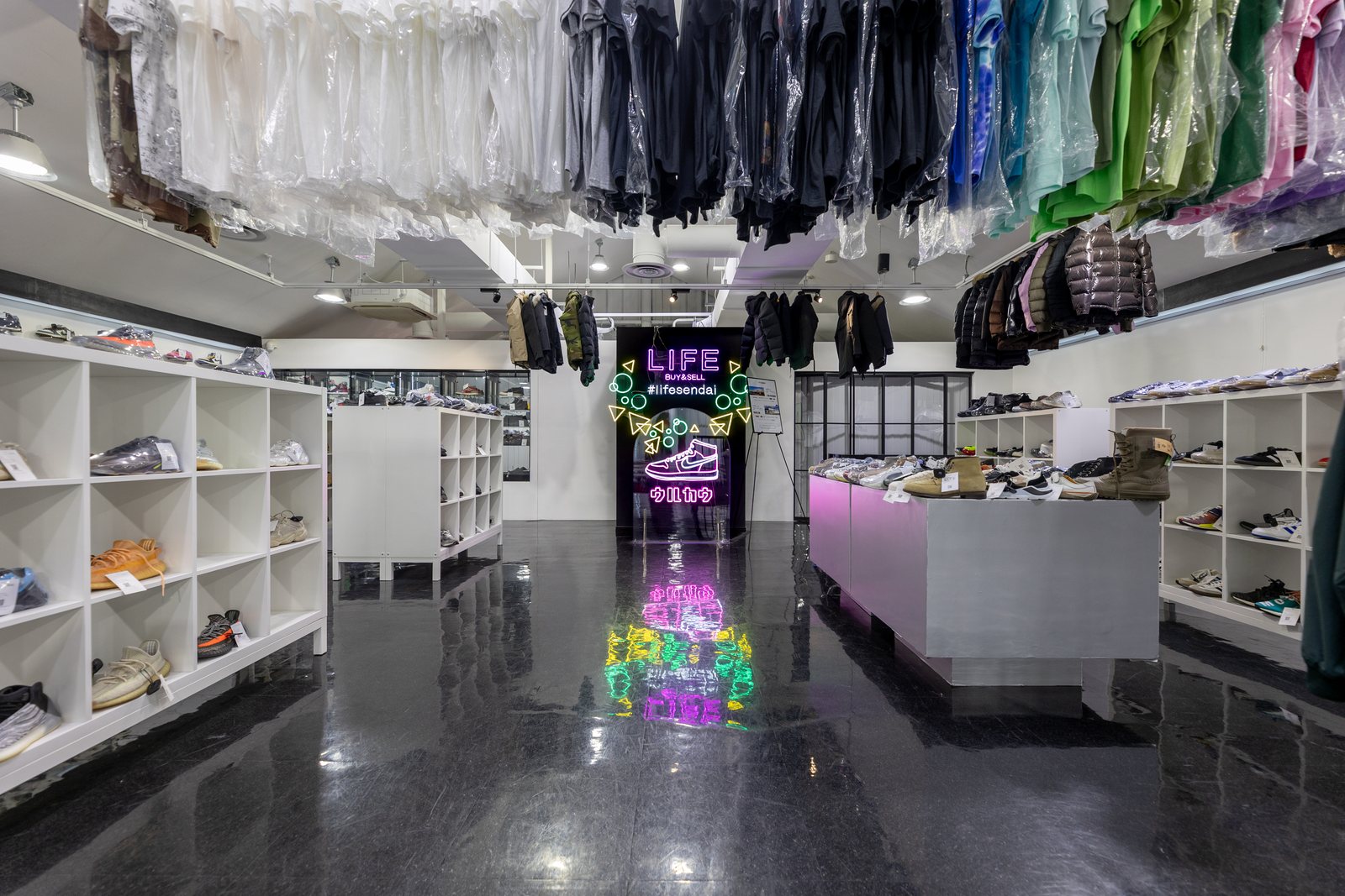 LIFE六丁の目店のネオンサインとスニーカー売場